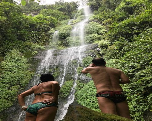 couple enjoying nature in Colombia